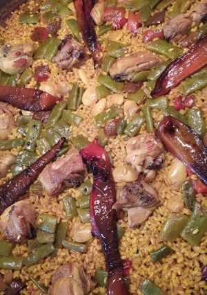 Una foto de Paella de pollo 🥘