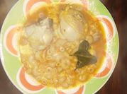 Una foto de guiso de pollo con coditos
