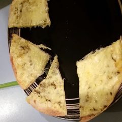 A picture of Super easy garlic pizza (side dish).