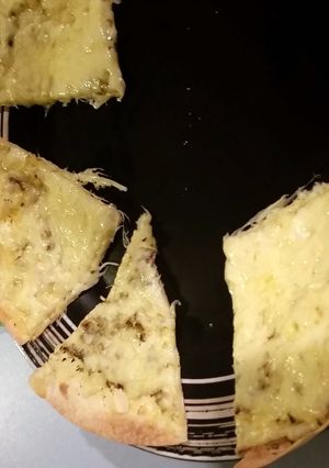 A picture of Super easy garlic pizza (side dish).