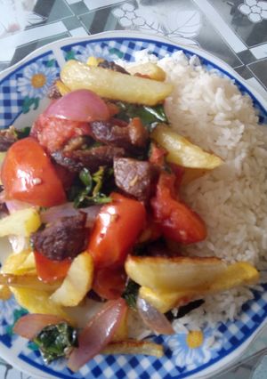Una foto de Papas fritas con verduras