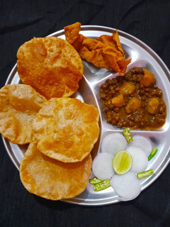 पूरी और चना आलू की सब्जी (Puri aur chana aloo ki sabzi recipe in hindi) रेसिपी मुख्य फोटो