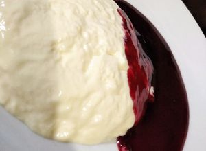 Una foto de Panna Cotta sangrienta