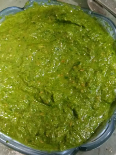 લીલા લસણ ની ચટણી (Green Garlic Chutney Recipe In Gujarati) રેસીપી મુખ્ય ફોટો