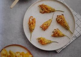 Flor de abobrinha recheada