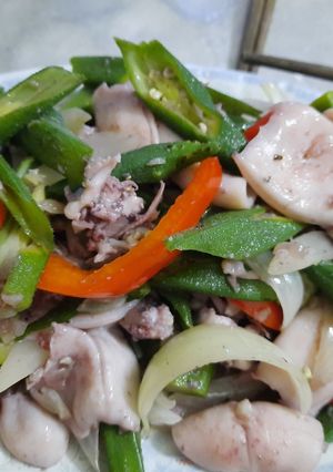 Hình của món Mực xào đậu bắp.