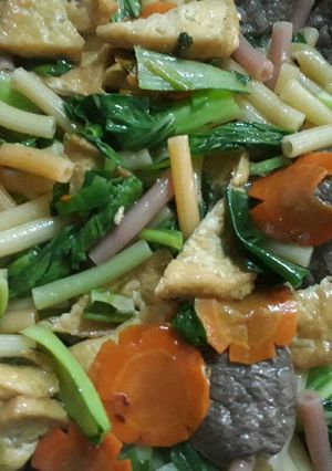 Hình của món Nui xào thập cẩm chay.