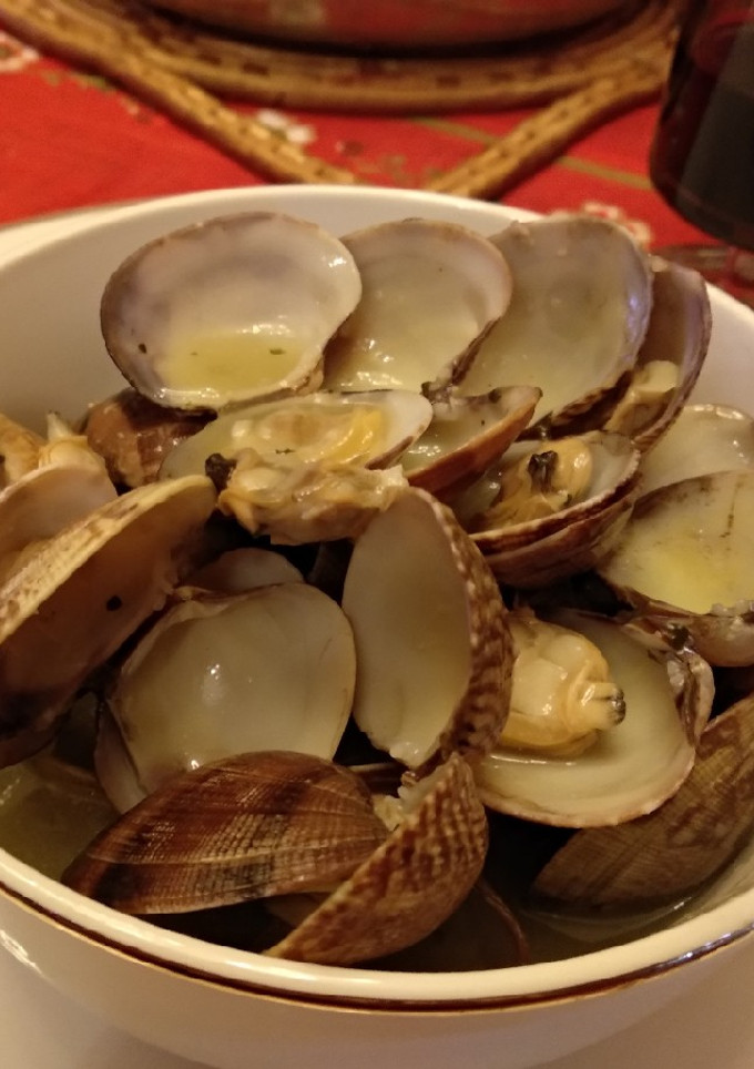 Una foto de Almejas en salsa