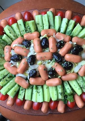 Une photo de Salade composée aux légumes d été et saucisses cocktail