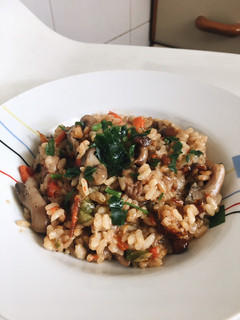 Una foto de Risotto de setas y pimientos🍚