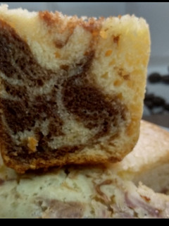एगलेस मार्बल केक (Eggless marble cake recipe in Hindi) रेसिपी मुख्य फोटो