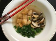 Una foto de sopa miso japonesa