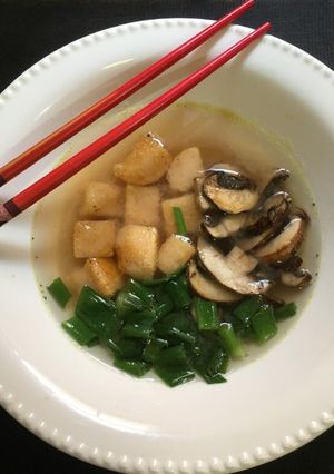 Una foto de Misoshiru: sopa de miso (pasta de soja fermentada) versión vegana