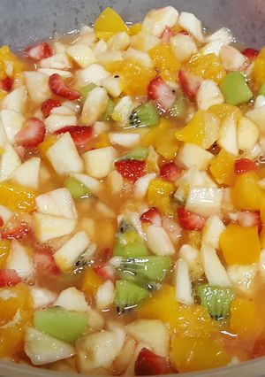 Una foto de Ensalada de frutas con frutillas y kiwi
