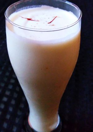 কেশর বাদাম লস্যি (Kesar badam lassi recipe in Bengali) রেসিপির প্রধান ছবি