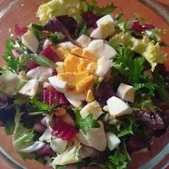 Foto principal de Ensalada mezclum con palmitos y remolacha 🥗