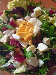 Una foto de Ensalada mezclum con palmitos y remolacha 🥗