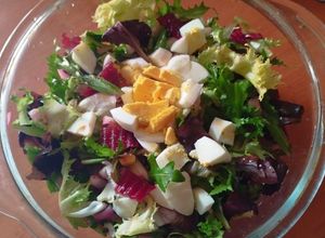 Foto principal de Ensalada mezclum con palmitos y remolacha 🥗