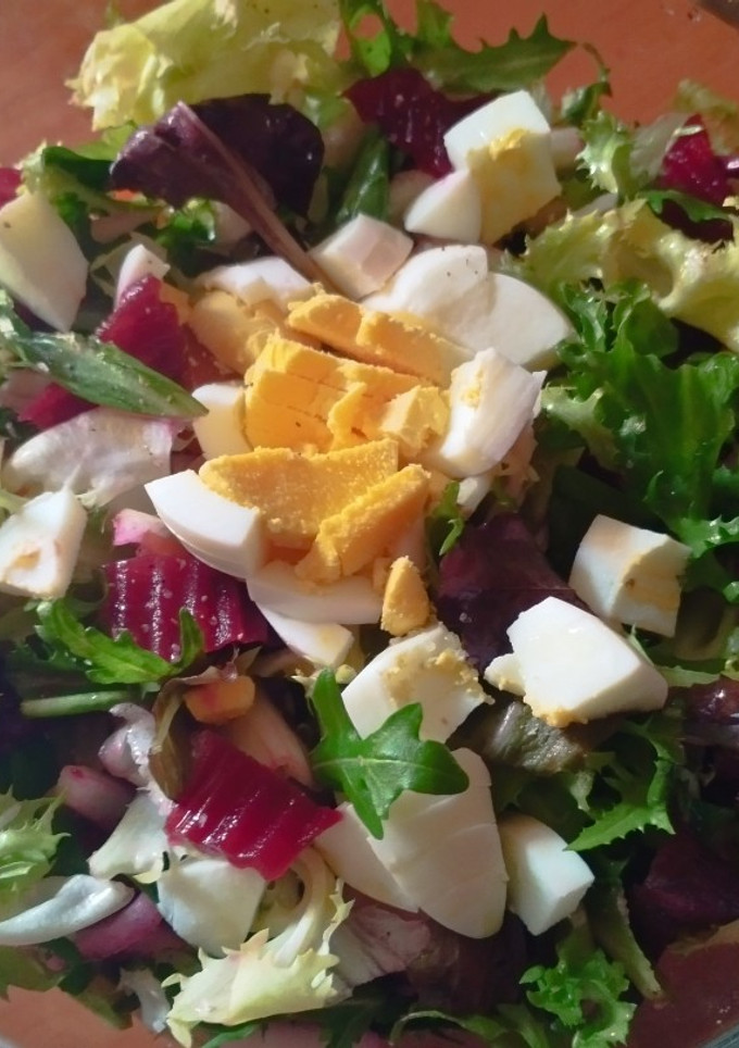Una foto de Ensalada mezclum con palmitos y remolacha 🥗