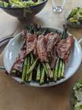 Grüner Spargel mit Schinken, Kartoffel und Pilzen