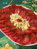 Salade de tomates au fromage mariné moutarde aux cornichons et persil