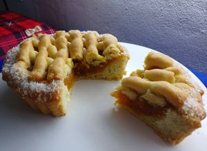 Una foto de Pastafrola con mermelada de mango 🥭y dulce de membrillo