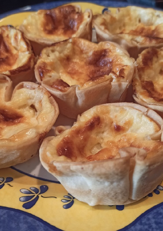 Una foto de Tartaletas de queso y jamón serrano