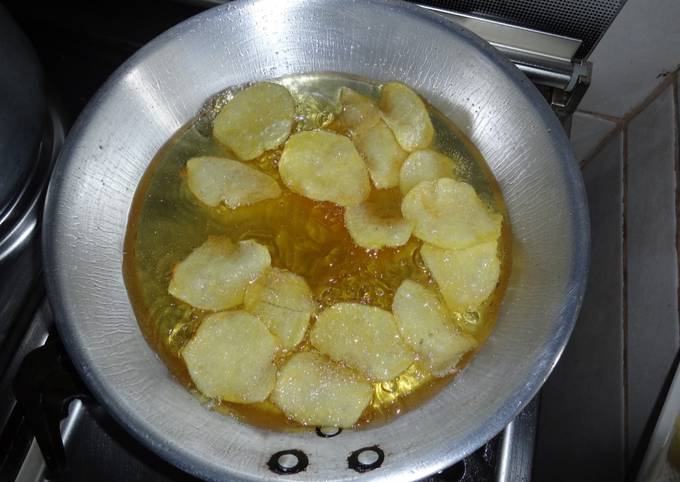 Homemade potato crisps