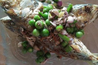 Cara Buat Ikan kembung sambal matah leunca Gampang