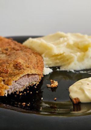 Una foto de Milanesas de carne con puré de papas