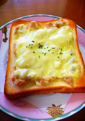 A picture of Easy Tuna Cheese Toast.