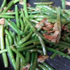 A picture of bacon green beans.