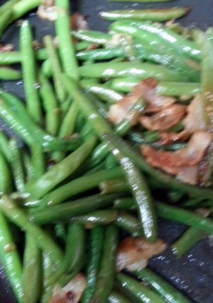 A picture of bacon green beans.
