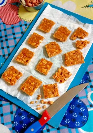 સીંગદાણાની ચીકી (Shing Chikki Recipe in Gujarati) રેસીપી મુખ્ય ફોટો