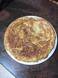 Una foto de Tortilla de papas chips, jamón y zanahoria