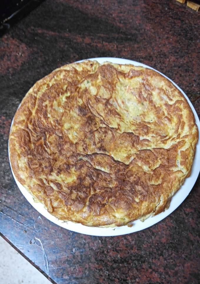 Una foto de Tortilla de papas chips, jamón y zanahoria