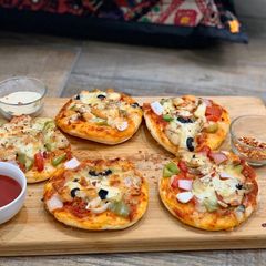 Mini pizza bites- part 1 (chicken tikka/ malai boti chunks) A picture of Mini pizza bites- part 1 (chicken tikka/ malai boti chunks).
