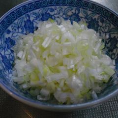 Easily Chop Green Onions Using a Fork A picture of Easily Chop Green Onions Using a Fork.