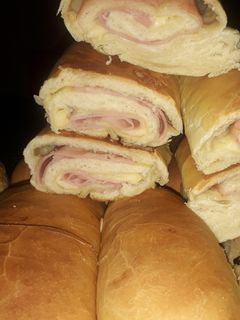 Una foto de Pan casero relleno jamón y queso 😊(con grasa)