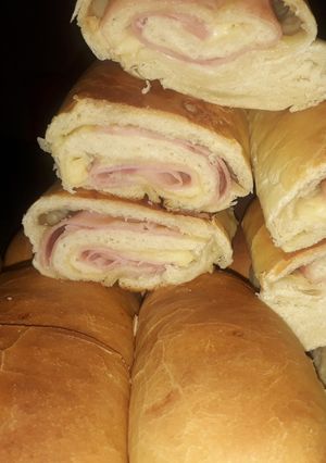 Una foto de Pan casero relleno jamón y queso 😊(con grasa)