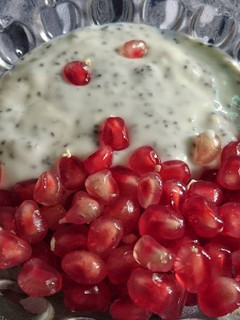 Hình của món Sữa chua hạt chia và lựu.