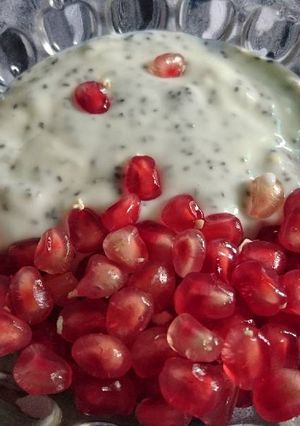 Hình của món Sữa chua hạt chia và lựu.