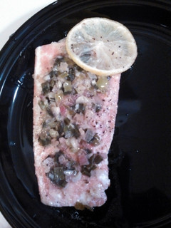 A picture of lemon onion garlic salmon.