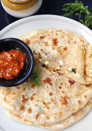 चटपटा पनीर आलू पराठा (chatpata paneer aloo paratha recipe in Hindi) रेसिपी मुख्य फोटो
