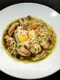 Sopa de miso con tallarines, pollo y huevos de codorníz