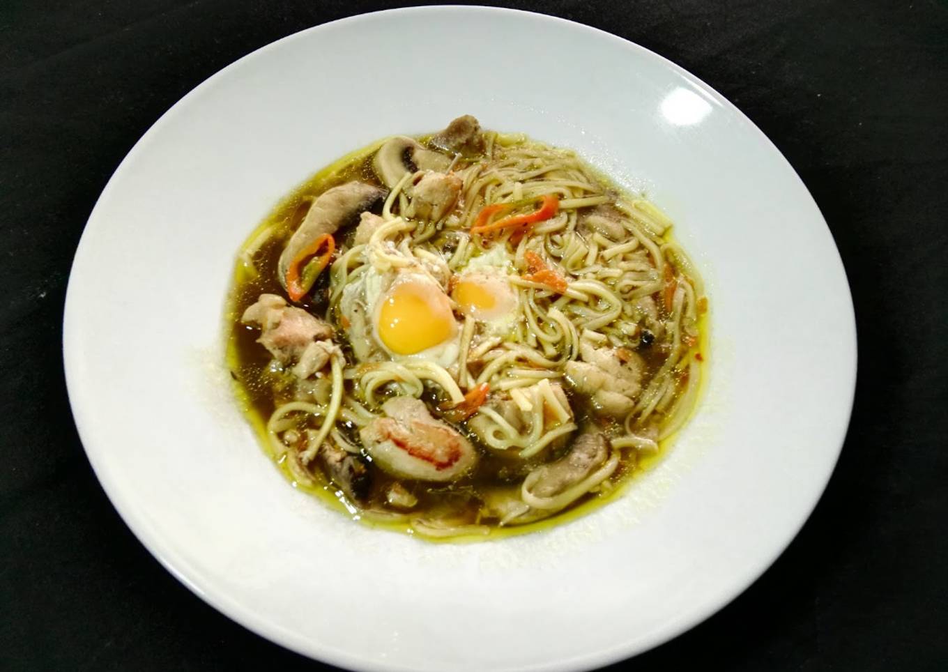 Sopa de miso con tallarines, pollo y huevos de codorníz