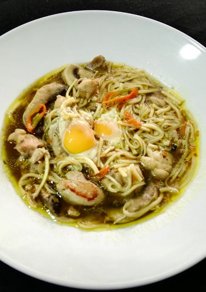 Una foto de Sopa de miso con tallarines, pollo y huevos de codorníz