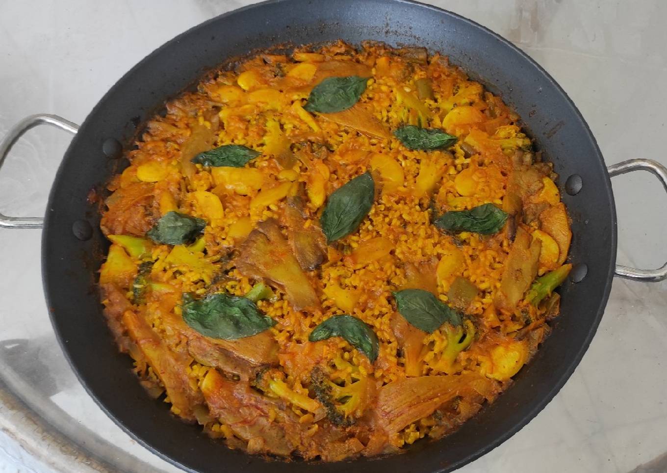 Arroz integral con brócoli, setas ostra, garrofón con albahaca