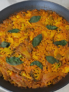 Una foto de Arroz integral con brócoli, setas ostra, garrofón con albahaca