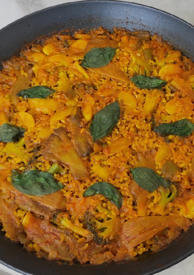 Una foto de Arroz integral con brócoli, setas ostra, garrofón con albahaca